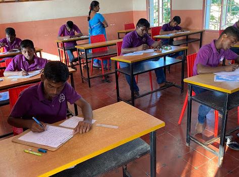  UNE ANNEE SCOLAIRE EN DEUX MOIS DE COURS (Mala India )