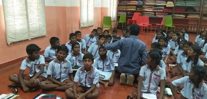  UNE ANNEE SCOLAIRE EN DEUX MOIS DE COURS (Mala India )