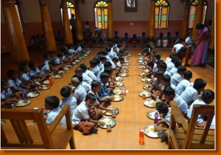 LA NOURRITURE A LA GANDHIJI SCHOOL (Mala India )